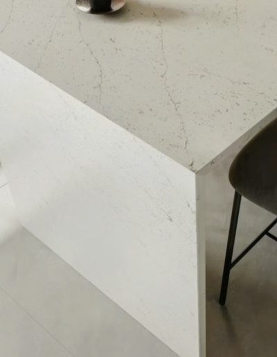 Encimera de porcelánico instalada por Mármoles de la Vega